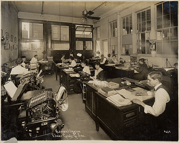 Room of accounting clerks in 1917